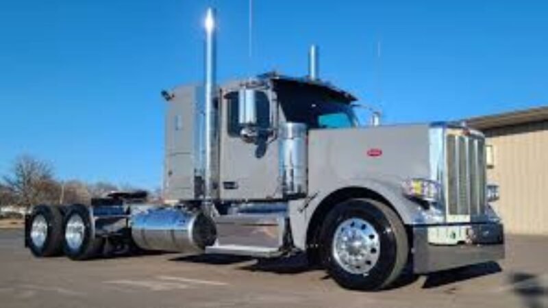 Discover the Peterbilt 589 Flat Top Truck Automatic for Sale